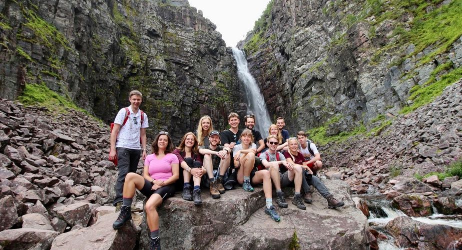 Fulufjallet National Park    groepsfoto waterval Njupeskar